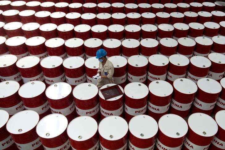 © Reuters. 12月8日财经早餐:疫情担忧持续+伊朗供给威胁,油价面临见顶风险;憧憬刺激计划,金价大涨收复1860